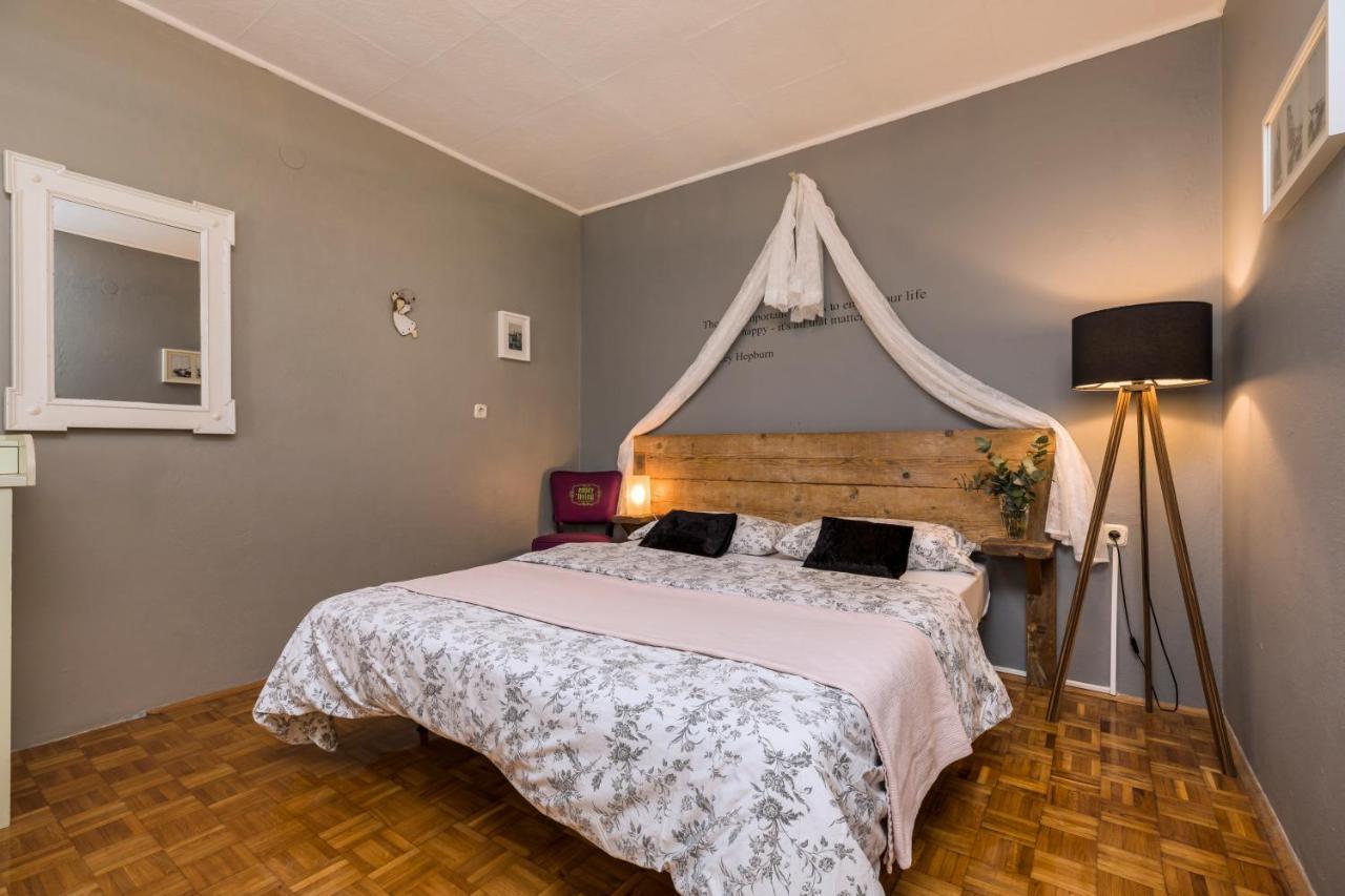 Alaburic Rooms & Apartment Мали-Лошинь Экстерьер фото