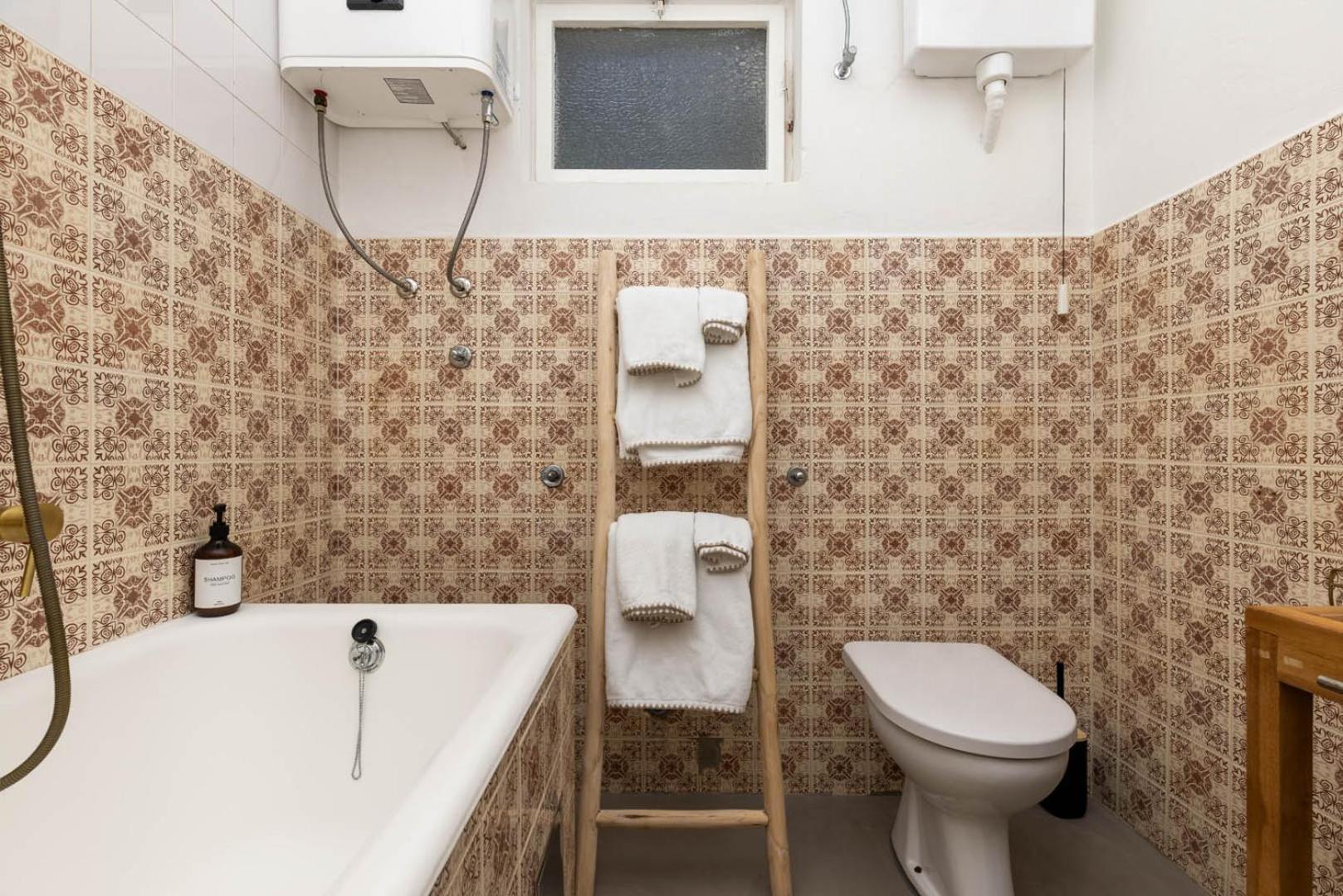 Alaburic Rooms & Apartment Мали-Лошинь Экстерьер фото