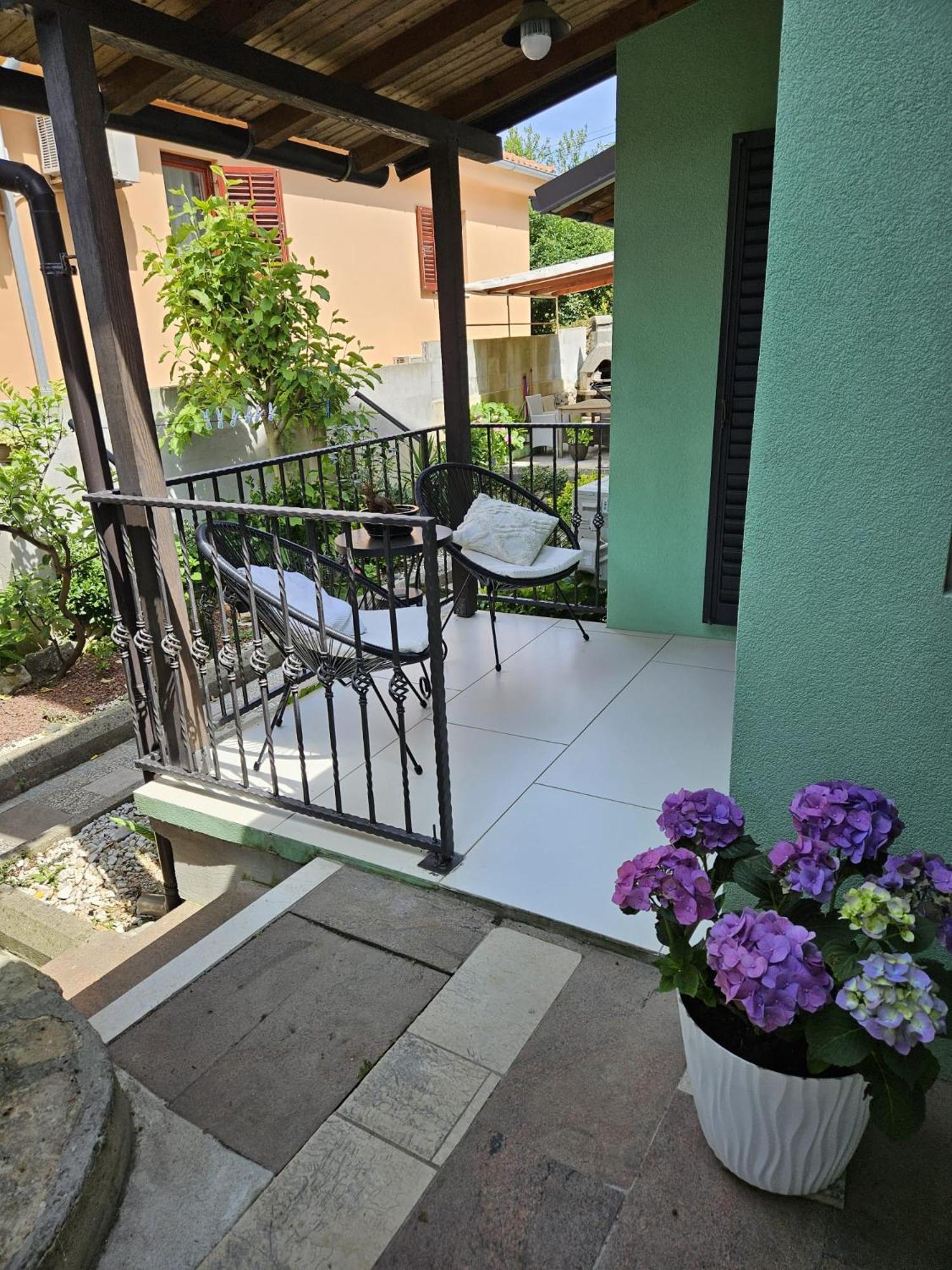 Alaburic Rooms & Apartment Мали-Лошинь Экстерьер фото
