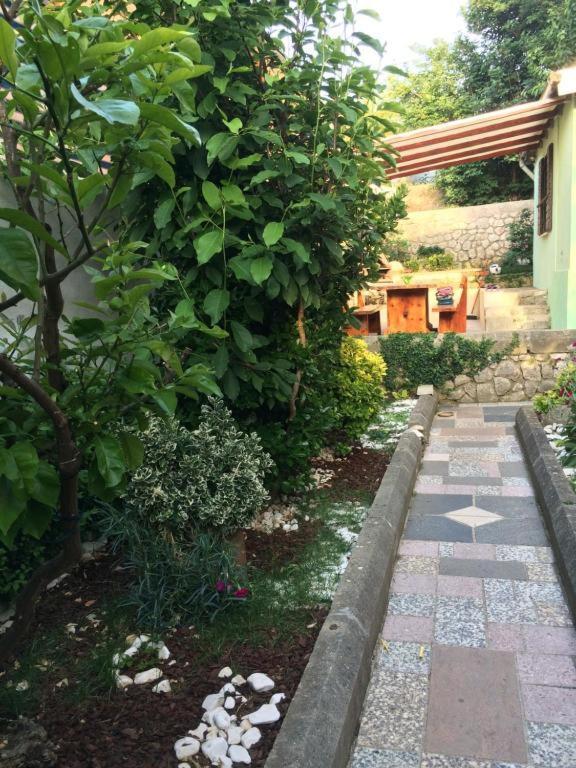 Alaburic Rooms & Apartment Мали-Лошинь Экстерьер фото